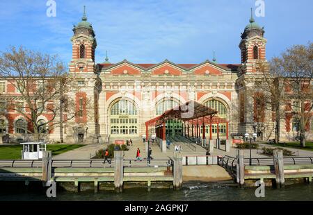 NEW YORK, NY - 04. Nov. 2019: Eingang zum Hauptgebäude auf Ellis Island Immigration Museum. Stockfoto