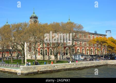 NEW YORK, NY - 04. Nov. 2019: Teh Hauptgebäude im Ellis Island Immigration Museum, von der Fähre aus gesehen. Stockfoto