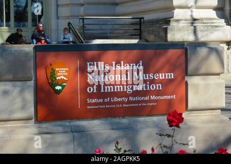 NEW YORK, NY - 04. Nov. 2019: Nahaufnahme von dem Schild am Ellis Island Immigration Museum, Statue of Liberty National Monument. Stockfoto