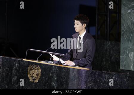 (191220) - NEW YORK, Dezember 20, 2019 (Xinhua) - United Nations Children's Fund (UNICEF) Goodwill Botschafter Wang Yuan Adressen eine Tagung auf hoher Ebene anlässlich des 30. Jahrestages der Annahme der Konvention über die Rechte des Kindes (CRC), auf das UN-Hauptquartier in New York, an November 20, 2019. Unilateralismus und Protektionismus haben Erosion der global governance System wurde in 2019 mit der Aufforderung, die Sorge verbreitet unter den Mitgliedern der internationalen Gemeinschaft. Braving wie Gegenwind hat China alles daran, den Multilateralismus zu verteidigen, über konkrete Maßnahmen wie Zahlen Stockfoto