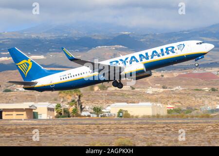 Teneriffa, Spanien - November 23, 2019: Ryanair Boeing 737-800 auf dem Flughafen Teneriffa Süd. Stockfoto