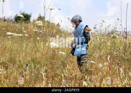 (191220) - NEW YORK, Dezember 20, 2019 (Xinhua) - ein Mitglied der 18. Chinesischen peacekeeping Contingent in den Libanon erkennt ein minenfeld an der Grenze zum Libanon, am 18. Juni 2019. Unilateralismus und Protektionismus haben Erosion der global governance System wurde in 2019 mit der Aufforderung, die Sorge verbreitet unter den Mitgliedern der internationalen Gemeinschaft. Braving wie Gegenwind hat China alles daran, den Multilateralismus zu verteidigen, über konkrete Maßnahmen wie Zahlen in vollem Umfang alle verdankt es für den ordentlichen Haushalt der Vereinten Nationen 2019, aktiv am Klimaschutz, stark unterstützt UN-Peacekeeping Betrieb Stockfoto