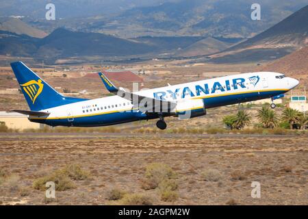 Teneriffa, Spanien - November 23, 2019: Ryanair Boeing 737-800 auf dem Flughafen Teneriffa Süd. Stockfoto