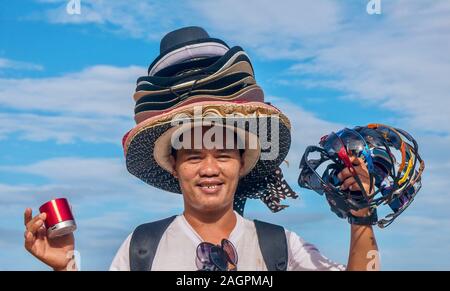 Puerto Galera, Philippinen - 22.November 2013. Ein Strand der Anbieter seine touristische Waren, die eine allgemeine Weise, ein Leben in Badeorten zu erwerben. Stockfoto