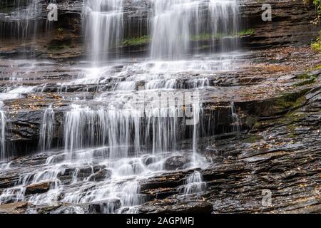 Pearsons Wasserfall nach starken Regenfällen in der Nähe von Saluda in North Carolina, USA. Stockfoto