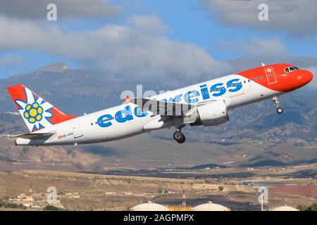 Teneriffa, Spanien - 23. November 2019: Edelweis A330 am Flughafen Teneriffa Süd. Stockfoto