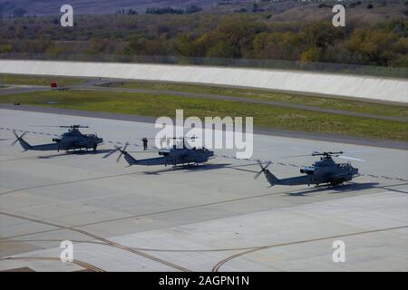 Drei US Marine Corps AH-1Z Vipern mit Marine Light Attack Helicopter Squadron (HMLA) 469, Marine Aircraft Group (MAG) 39, 3. Marine Flugzeugflügel (MAW), bereiten Flug zu nehmen, die in der übung Viper Sturm an der Marine Corps Air Station Camp Pendleton, Calif., Dez. 11, 2019 zu beteiligen. Die AH-1Z Viper gibt MAG-39, die Marine Expeditionary Force und der gemeinsamen Kraft die Möglichkeit, potentielle Gegner abzuschrecken und zur Bekämpfung-Einheiten die Fähigkeit, aus dem Meer und über weite Entfernungen gegen eine in der Nähe von-peer Bedrohung zu engagieren. (U.S. Marine Corps Foto von Lance Cpl. Victor Mackson) Stockfoto