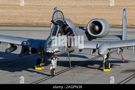 Eine taktische Flugzeuge Betreuer bei Moody Air Force Base, Georgien zugeordnet. bis 23 Aircraft Maintenance Squadron (AMXS), posiert für ein Foto während der Durchführung von Kontrollen vor dem Flug auf einer A-10 Thunderbolt II C Flugzeuge, während der Grünen Flag-West an der Nellis AFB, Nevada, 19.09.2019. Der 23 AMXS ist verantwortlich für die Planung, Terminierung und Richtung der vorbeugenden Instandhaltung an einem-10 Flugzeuge. (U.S. Air Force Foto von Randy Lewis) Stockfoto