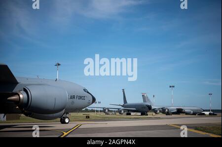 Einer KC-135 Stratotanker aus der 351 Air Refuelling Squadron Taxis auf der Flightline an RAF Mildenhall, England, August 29, 2019. Die 100. Der Luftbetankung Flügel der unübertroffene Luft tanken in Europa und Afrika. (U.S. Air Force Foto von Tech. Sgt. Emerson Nuñez). Stockfoto