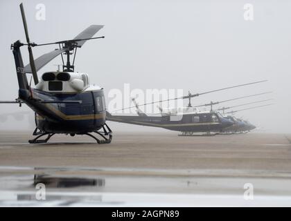 Mehrere UH-1N Iroquois "Huey"-Flugzeuge aus dem 1 Helicopter Squadron sitzen auf der Flightline am Joint Base Andrews, Md., Dez. 17, 2019. Die 1. HS ist die Air Force größten operativen helicopter Squadron und bietet Contingency response in der Hauptstadt der Region. (U.S. Air Force Foto von Airman 1st Class Spencer Slocum) Stockfoto