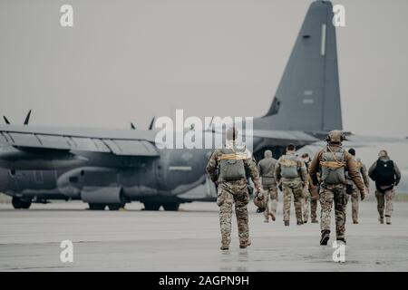 Us-Special Forces der US-Armee 19 Special Forces Group (Airborne), der amerikanischen Luftwaffe MC-130J Commando II 352 Special Operations Wing vor einem kombinierten Betrieb mit der polnischen Streitkräfte, Dez. 3, 2019, in der Nähe von Krakau, Polen zugewiesen. Polen und USA SOF ausgeübt zusammen mit US-Luftwaffe MC-130 Js aus der 352 Special Operations Squadron in Großbritannien stationiert. Bilaterale Training bietet Möglichkeiten, diese NATO-Verbündeten Fähigkeiten und Interoperabilität zu stärken. (Mit freundlicher Genehmigung von Foto) Stockfoto