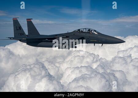 Ein US Air Force F-15E Strike Eagle der Expeditionary 494th Fighter Squadron zugewiesen wurde, fliegt auf dem Weg in ein 4-ship Formation fliegen über ehren Qatar National Tag, Dez. 18, 2019 zu beteiligen. Die Fähigkeit, Überführungen über Qatar National Tag feiern durchführen zu können US- und Koalitionstruppen zu präsentieren, die Fähigkeit zur Verfügung zu stellen und Projekt premier Krieg preisgekrönten Airpower in der gesamten Region zu einem Momente bemerken. (U.S. Air Force Foto von SSgt Bethany La Ville) Stockfoto