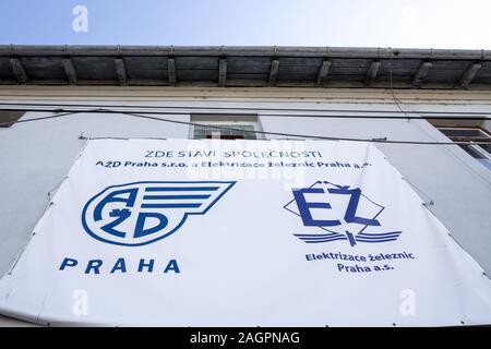 Prag, Tschechien - NOVEMBER 6, 2019: AZD Praha & Elektrizace Zeleznic Logo vor einer ihrer Bahn Baustelle. AZD Praha ist eine Form spezia Stockfoto