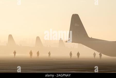 Flieger von der 374 Instandhaltungsgruppe ein Fremdkörper Fremdkörper spaziergang Verhalten auf der Flightline an Yokota Air Base, Japan, Dez. 18, 2019. FOD Spaziergänge sind durchgeführt, um die flightline von fremden Substanzen, die möglicherweise Schäden an Luftfahrzeugen verursachen könnte zu löschen. (U.S. Air Force Foto von Airman 1st Class) Bolfing Brieana E. Stockfoto