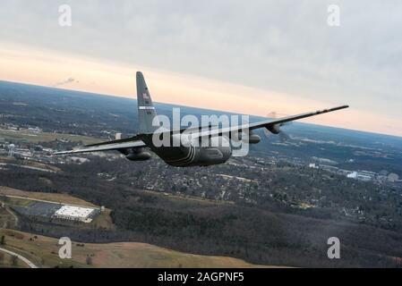 Eine C-130 Hercules von der Kentucky Air National Guard fliegt über Frankfort, Ky., während der Eröffnungsfeier für reg. Andy Beshear Dez. 10, 2019. Beshear wurde 63. Der Gouverneur, als er kurz nach Mitternacht geschworen wurde. (U.S. Air National Guard Foto von Phil Speck) Stockfoto