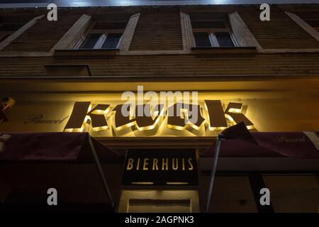 Prag, Tschechien - NOVEMBER 6, 2019: pauwel Kwak Logo vor einem der ihren Einzelhändlern bar für Prag. Teil der Bosteels Brauerei, Pauvel Kwak ist ein Ic Stockfoto