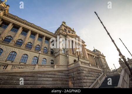 Hauptfassade des Nationalmuseums in Prag, Tschechische Republik, der an einem sonnigen Nachmittag. Auch Narodni Muzeum genannt, ist eine der wichtigsten kulturellen La Stockfoto