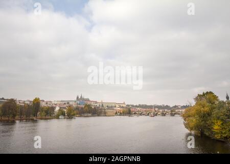 Panorama der Altstadt von Prag, Tschechische Republik, mit einem Fokus auf die Karlsbrücke (Karluv Most) und die Prager Burg (Prazsky hrad) vom V gesehen Stockfoto