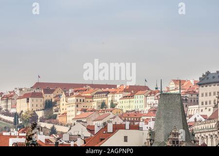 Panorama der Prager Burg (Prazsky Hrad) Berg, auch genannt Hradcany, in der Tschechischen Republik, aus der Mala Strana Viertel gesehen, mit seiner typischen baroq Stockfoto