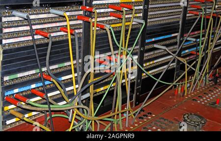 Manuelle Telefonzentrale, Drähte, Kabel, Stecker - alte Telefonanlagen - Vintage - urbex Stockfoto