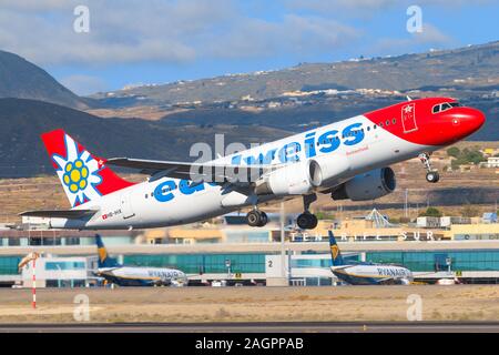 Teneriffa, Spanien - 23. November 2019: Edelweis A330 am Flughafen Teneriffa Süd. Stockfoto