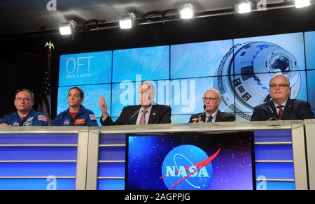 Cape Canaveral, United States. 20 Dez, 2019. (L - R) NASA-Astronauten Mike Fincke und Nicole Mann, NASA-Administrator Jim Bridenstine, United Launch Alliance Präsident und CEO Tory Bruno, und Jim Chilton, Boeing Senior Vice President, Raum und Starten Division, sprechen für die Medien nach der United Launch Alliance Atlas-V-Rakete, die die Boeing CST-100 Starliner Raumfahrzeug aus Raum Komplex 41 Start am 20. Dezember 2019 hob der Cape Canaveral Air Force Station in Florida. Credit: Paul Hennessy/Alamy leben Nachrichten Stockfoto