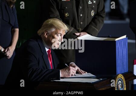 Washington, United States. 20 Dez, 2019. Us-Präsident Donald Trump Zeichen der National Defense Authorization Act für das Geschäftsjahr 2020 am Freitag, 20. Dezember 2019 an Joint Base Andrews in Maryland. Foto von Al Drago/UPI Quelle: UPI/Alamy leben Nachrichten Stockfoto