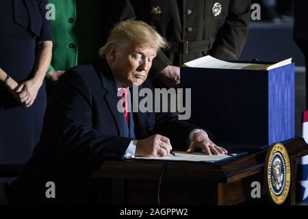 Washington, United States. 20 Dez, 2019. Us-Präsident Donald Trump Zeichen der National Defense Authorization Act für das Geschäftsjahr 2020 am Freitag, 20. Dezember 2019 an Joint Base Andrews in Maryland. Foto von Al Drago/UPI Quelle: UPI/Alamy leben Nachrichten Stockfoto