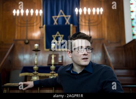 20 Dezember 2019, Sachsen-Anhalt, Halle (Saale): Jan-Josef Laiter, Gebet in der Synagoge, ist über den Schabbat feiern in der Synagoge in Halle/Saale zu beginnen. Am Sonntag (22.12.) die acht Tage jüdischen Chanukka Festival der Lichter beginnt. Die jüdische Gemeinde Halle kam in den Augen der Öffentlichkeit weltweit in Verbindung mit einem geplanten Anschlag auf die Synagoge am 9. Oktober 2019. Foto: Hendrik Schmidt/dpa-Zentralbild/ZB Stockfoto