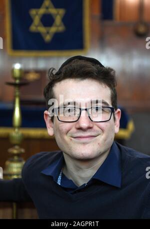 20 Dezember 2019, Sachsen-Anhalt, Halle (Saale): Jan-Josef Laiter, Gebet in der Synagoge, ist über den Schabbat feiern in der Synagoge in Halle/Saale zu beginnen. Am Sonntag (22.12.) die acht Tage jüdischen Chanukka Festival der Lichter beginnt. Die jüdische Gemeinde Halle kam in den Augen der Öffentlichkeit weltweit in Verbindung mit einem geplanten Anschlag auf die Synagoge am 9. Oktober 2019. Foto: Hendrik Schmidt/dpa-Zentralbild/ZB Stockfoto