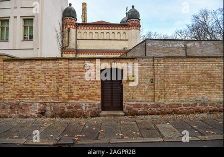 20 Dezember 2019, Sachsen-Anhalt, Halle (Saale): Blick auf die Synagoge in Halle/Saale, mit der Tür, durch die eine rechtsextreme Attentäter wollten die Synagoge am 09. Oktober 2019 ein. Am Sonntag (22.12.) die acht Tage jüdischen Chanukka Festival der Lichter beginnt. Die jüdische Gemeinde Halle kam in den Augen der Öffentlichkeit weltweit in Verbindung mit einem geplanten Anschlag auf die Synagoge am 9. Oktober. Foto: Hendrik Schmidt/dpa-Zentralbild/ZB Stockfoto