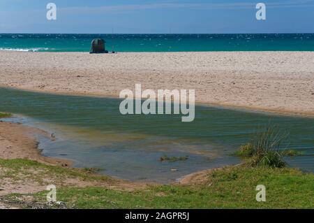 Strand von Bolonia und Bach, Tarifa, Provinz Cadiz, Andalusien, Spanien, Europa. Stockfoto