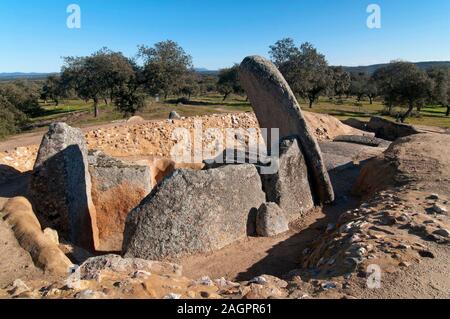 Dolmen von Lacara (zwischen 3000 und 4000 v. Chr.), Merida, Badajoz, Extremadura, Spanien, Europa. Stockfoto