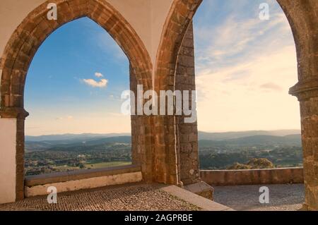 Priory Kirche des Schlosses des 15. Jahrhunderts - und Landschaft, Aracena, Provinz Huelva, Andalusien, Spanien, Europa. Stockfoto