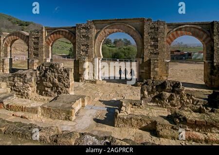 Arkaden und die Waffe Square, Al Medina Azahara, Cordoba, Andalusien, Spanien, Europa,. Stockfoto