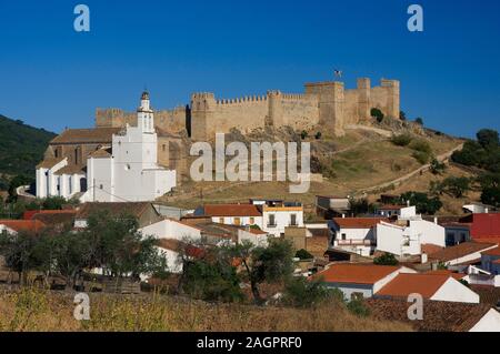 Urban Ansicht mit Castle-Fortress von Sancho IV (13. Jahrhundert), Santa Olalla de la Cala, Provinz Huelva, Andalusien, Spanien, Europa. Stockfoto