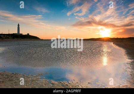 Trafalgar Leuchtturm und Lagune, Barbate, Cadiz-Provinz, Andalusien, Spanien, Europa. Stockfoto