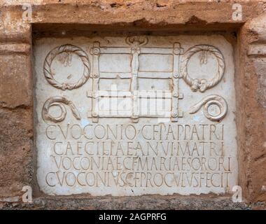 Grabstein in der römischen Mausoleum der Voconios, Columbarios, Merida, Badajoz Provinz, Region Extremadura, Spanien, Europa. Lateinischer Text:. "Caio. VOCONIO Caii. filio. PAPiria tribu PATRI.. CAECILIAE ANVI MATRI. VOCONIAE Caii. filiae. MARIAE SORORI. Caius. VOCONIUS PROCULUS FECIT". Englische Übersetzung:. "Cayo Voconio Proculo machte das Grab für: Sein Vater, Cayo Voconio, Sohn von Cayo, von de Stamm Papiria; seine Mutter, Cecilia Anus; seine Schwester, voconia Maria, Tochter von Cayo.". Stockfoto