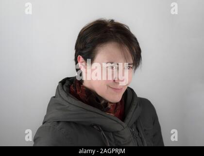 Porträt einer Frau mittleren Alters im Winter Stockfoto