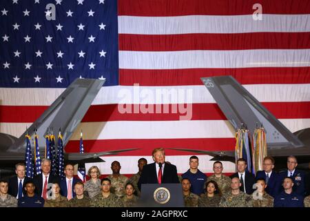 Washington, United States. 20 Dez, 2019. US-Präsident Donald Trump spricht während einer Zeremonie für S. 1790, der National Defense Authorization Act für das Geschäftsjahr 2020 am Freitag, 20. Dezember 2019 an Joint Base Andrews in Maryland. Foto von Alex Wroblewski/UPI Quelle: UPI/Alamy leben Nachrichten Stockfoto