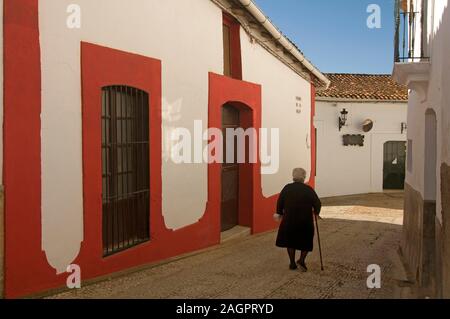 Typische Gasse und alte Frau, Alajar, Provinz Huelva, Andalusien, Spanien, Europa. Stockfoto