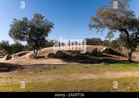 Dolmen von Lacara (zwischen 3000 und 4000 v. Chr.), Merida, Badajoz, Extremadura, Spanien, Europa. Stockfoto