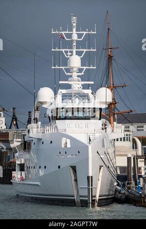 Die Super Yacht Versorgungsschiff "Game Changer" an den Gunwharf Quays, Portsmouth, UK am 20. Dezember 2019 angelegt. Stockfoto