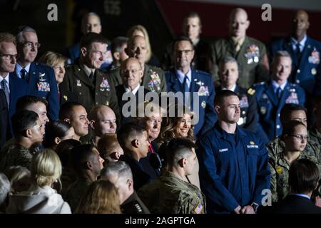 Washington, United States. 20 Dez, 2019. Us-Präsident Donald Trump posiert für ein Foto mit der ersten Dame Melania Trump und Mitglieder des Militärs im Rahmen einer festlichen Veranstaltung Joint Base Andrews, Maryland, USA, am Freitag, 20. Dez., 2019. Trumpf die $ 738 Mrd. National Defense Authorization Act (Ndaa) Bill, insbesondere die Erstellung des neuen Space Force im Austausch für die Durchführung einer 12-wöchigen bezahlten Elternurlaub für Arbeitnehmer. Foto von Al Drago/UPI Quelle: UPI/Alamy leben Nachrichten Stockfoto