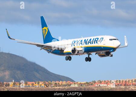 Teneriffa, Spanien - November 23, 2019: Ryanair Boeing 737-800 auf dem Flughafen Teneriffa Süd. Stockfoto