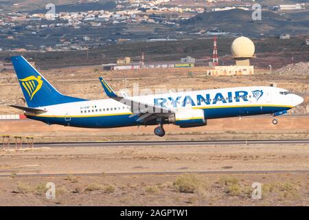 Teneriffa, Spanien - November 23, 2019: Ryanair Boeing 737-800 auf dem Flughafen Teneriffa Süd. Stockfoto