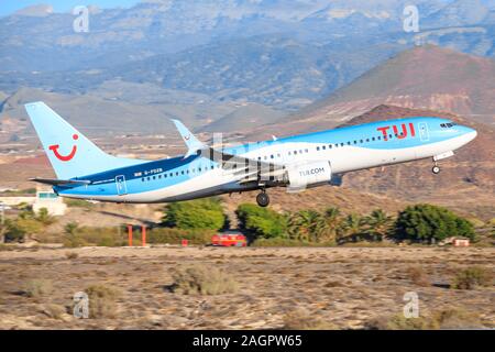 Teneriffa, Spanien - 23. November 2019: Tuifly Boeing 737-800 am Flughafen Teneriffa Süd. Stockfoto