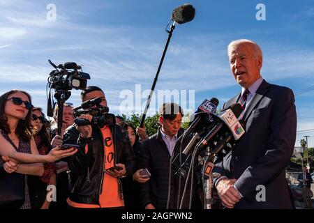 Los Angeles, USA. 20 Dez, 2019. LOS ANGELES, Vereinigte Staaten - 20 Dezember 2019: Demokratische Präsidentschaftskandidat Joe Biden spricht auf einer Pressekonferenz in Los Angeles. Credit: SOPA Images Limited/Alamy leben Nachrichten Stockfoto