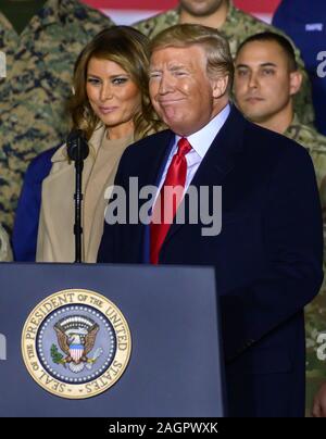 Suitland, Maryland, USA. 20 Dez, 2019. Präsidenten der Vereinigten Staaten Donald J. Trumpf, von der ersten Dame Melania Trump begleitet, nimmt das Podium Bemerkungen zu machen, und S. 1790, der National Defense Authorization Act für das Geschäftsjahr 2020 bei Joint Base Andrews in Suitland, Maryland am Freitag, Dezember 20, 2019 Credit: Ron Sachs/CNP/ZUMA Draht/Alamy leben Nachrichten Stockfoto