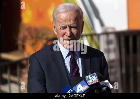 Los Angeles, USA. 15 Mär, 2019. Demokratische Präsidentschaftskandidat Joe Biden spricht auf einer Pressekonferenz in Los Angeles. Credit: Ronen Tivony/SOPA Images/ZUMA Draht/Alamy leben Nachrichten Stockfoto